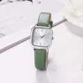 Orologio da donna quadrato al quarzo con cinturino in pelle verde su scrivania bianca - Verde
