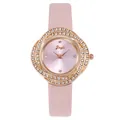 Nahaufnahme von rosa Lederarmband und roségoldener Lünette mit funkelnden Kristallen - Nur Uhr / Rosa