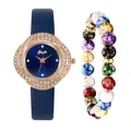 Detail der roségoldenen Strassuhr mit blauem Lederband und bunter Perlenarmkette - Uhr Und Armband / Blau