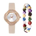 Nahaufnahme der roségoldenen Damen-Strassuhr und des bunten Perlenarmband-Sets - Uhr Und Armband / Weiß