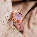 Detail van roségouden sterrenhemelhorloge met roze glitter wijzerplaat en gefacetteerd glas - Nr. 6 (Roze)