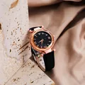 Detail van het roségouden sterrenhemel horloge met Romeinse cijfers op een stenen ondergrond - Nr. 7 (Goud/Zwart)