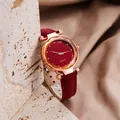 Macro-opname van dameshorloge met rode glitterwijzerplaat en roségouden kast - Nr. 9 (Helrood)