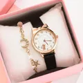 Vista macro dell'orologio gatto oro rosa con bracciale stella-luna in confezione - Nero con bracciale e scatola