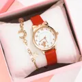 Dettaglio dell'orologio gatto rosso con set di bracciale luna e stella in confezione - Rosso con bracciale e scatola