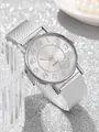 Détail de montre à quartz argentée avec cadran à cœurs sur fond de paillettes - Argenté