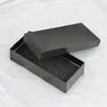 Caja de regalo para joyas en cuero PU negro texturizado con tapa e inserto de esponja - Caja Larga Plana Negra