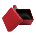 Detalle de caja de regalo roja cuadrada de piel sintética con textura y cojín interior - Rojo Básico