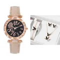 Details einer roségoldenen Diamant-Uhr und Schmetterlings-Schmuckset in weißer Box - Beige + Armband