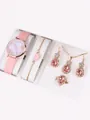 Detail van roze leren horloge en bijpassende roségouden hart sieradenset voor dames - Roze Bloemen Wijzerplaat Collectie (Roze Doos)