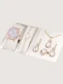 Detailweergave van de 5-delige roségouden luxe horlogeset met lederen band en sieraden - Witte Bloemen Wijzerplaat Collectie (Roze Doos)
