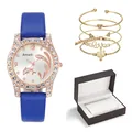 Detailansicht der Armbanduhr mit Delfin-Zifferblatt und vier goldenen Armbändern im Etui - Blaue Uhr Und Armbänder Mit Geschenkbox