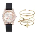 Detailansicht Damenuhr-Set mit Delfin-Muster und vier goldfarbenen Armbändern inkl. Liebe-Anhänger - Schwarze Uhr + Armband