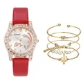 Nahaufnahme der roten Uhr mit Delfin-Zifferblatt und vier goldfarbenen Armbändern - Rote Uhr + Armband