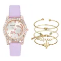 Nahaufnahme Lavendel-Uhr mit Sonnenschliff und vier goldfarbenen Charm-Armbändern - Violette Uhr Und Armband