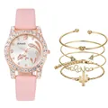 Detail der rosa Lederuhr mit Delfin-Zifferblatt und vier goldfarbenen Armbändern - Rosa Uhr + Armband