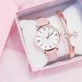 Detalle de reloj estrellado en oro rosa y pulsera brillante en caja de regalo - Juego Reloj + Pulsera + Caja de Regalo / Correa Rosa Esfera Blanca