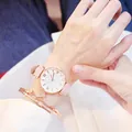 Primer plano de reloj de cuarzo en oro rosa combinado con una pulsera de estrella brillante - Juego Reloj + Pulsera (Sin Caja) / Correa Rosa Esfera Blanca