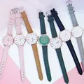 Vista plana de relojes de cuarzo con esfera de pedrería y correas de cuero en siete colores - Reloj Individual (Sin Pulsera) / Correa Gris Esfera Blanca