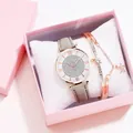Dames horlogeset met strass, grijze leren band en bijpassende roségouden sterarmband - Horloge+Armband+Doos / Grijs