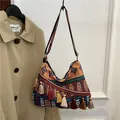 Etnische boheemse hobo tas met kleurrijke jacquard patronen en decoratieve kwastjes - Stijl 2