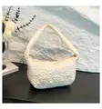 Gros plan du sac matelassé blanc avec texture florale et détails de fermeture dorée - Blanc