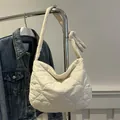 Borsa a spalla bianca trapuntata a cuore con tracolla annodata e cerniera in metallo - Bianco