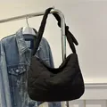 Borsa a tracolla nera trapuntata a cuore con dettaglio nodo e trama in nylon gonfio - Nero