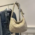 Borsa a tracolla in tela beige trapuntata a cuore con ampia tracolla e cerniera - Cachi