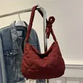 Borsa a spalla trapuntata rossa con motivi a cuore e grande fiocco decorativo - Rosso