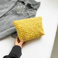 Gesteppte florale Puffer-Umschlagtasche in Gelb mit weicher 3D-Blumenstruktur - Gelb