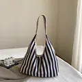 Marine-beige gestreifte Canvas Hobo Bag mit breitem Schultergurt für die Freizeit - Blau