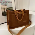 Borsa tote in velluto a coste marrone caramello con doppie tasche e tracolla regolabile - Marrone