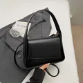 Minimalistische zwarte matte lederen trapeze handtas met riem voor dames - Zwart