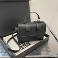 Piccola borsa quadrata nera in pelle PU con manico e raffinati dettagli dorati - Nero