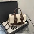Elegante borsa quadrata bicolore crema e marrone scuro con finiture metalliche dorate - caffè