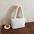Borsa tote trapuntata bianca con morbida imbottitura e tracolle lunghe laterali - Bianco