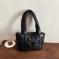 Borsa tote imbottita nera trapuntata con manici imbottiti e finitura lucida chic - Nero