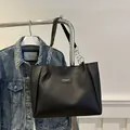 Μινιμαλιστική μαύρη τσάντα tote με ασημί αλυσίδα και λεπτομέρεια ετικέτας μόδας σε μαύρο - Μαύρο
