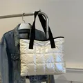 Bolso tote acolchado blanco brillante con asas tejidas negras de estilo acolchado - Blanco