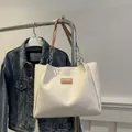 Μεγάλη λευκή δερμάτινη τσάντα tote με ροζ αλυσίδα και μοντέρνο λογότυπο - Ροζ