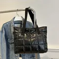 Bolso tote acolchado negro brillante con correas anchas de tela para mujer elegante - Negro