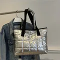 Bolso tote acolchado plateado brillante con asas negras de estilo urbano moderno - Plateado