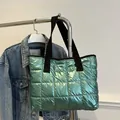 Bolso tote acolchado verde menta metálico brillante con asas negras para el otoño - Verde