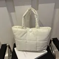 Elegante borsa tote trapuntata beige con texture morbida e chiusura a bottone - Bianco
