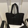 Borsa tote imbottita trapuntata nera con cuciture a quadri e chiusura magnetica opaca - Nero