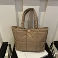 Borsa tote trapuntata kaki in nylon leggero con design imbottito e dettaglio fibbia rotonda - Cachi