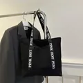 Grote zwarte corduroy shopper met bedrukte schouderbanden en voorvak met ritssluiting - Letterband Draagtas Stijl (Zwart) / Zwart