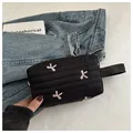 Detailaufnahme der schwarzen gesteppten Kosmetiktasche mit rosa Schleifen-Stickerei - Schwarz