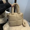 Sac fourre-tout matelassé beige avec texture rembourrée et bandoulière pour femmes - Kaki